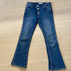 Jeans från Zara - Knappt använda jeans i nyskick. Säljer för de är för korta på mig. Säljer för 150kr plus frakt.