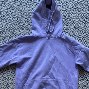 Huvtröja  - Köptes på HM  Storlek XS men är oversized  Färg lila  Väldigt bekväm 