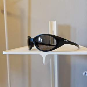 Helt oanvända Oakely Eye Jacket Redux solglasögon. Oakleys klassiska modell Eye Jacket släppt på nytt för en fet vintage-inspirerad look. Oakley dustbag tillkommer. Nypris är runt 1200-1800 sek. 