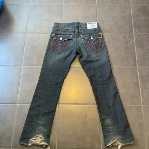 True religion - Nu säljer jag mina true religion jeans för att jag har bytt stil. Galet snygga bootcut jeans med röda detaljer. Skriv för mer info. Pris kan diskuteras. 