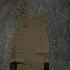 Grön klänning från Zara - Stl XS men skulle säga att den passar liten S också. 