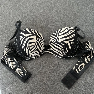 Bästa bh’n - En bh från H&M i storlek 75A med vaddering och bort plock bara band🤍🖤