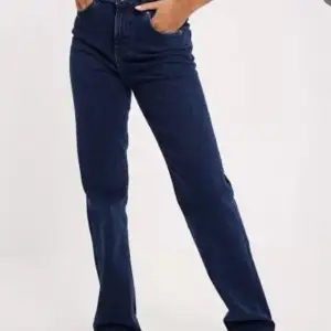 Säljer mörkblåa jeans från zara! Fint skick och säljs för 130kr + frakt ❤️