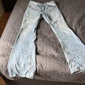 H&M jeans - Ett par vanliga flare jeans från H&M