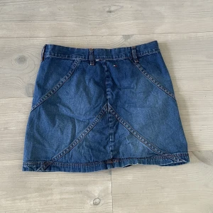 Tommy Hilfiger jeanskjol - I superskick! Skriv vid mått och frågor<3