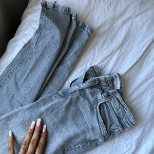 Gråa zara jeans med slits - Säljer dessa gråa jeansen från Zara i storlek 34. De är lite bootcut med slits och super fina på! De är sällan använda därav säljer jag de. Funkar bra i längden på mig som är 173. Hör av er vid fler frågor💞