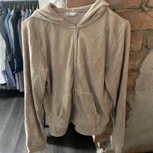 Velour zip hoodie - Beige velour zip hoodie från Cubus, använd ett fåtal gånger så fint skick