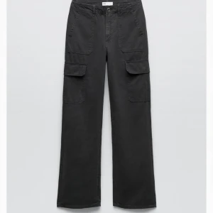 Cargobyxa TRF straight  - Jättefina cargobyxor och fin färg men tyvärr inte kommit till användning.