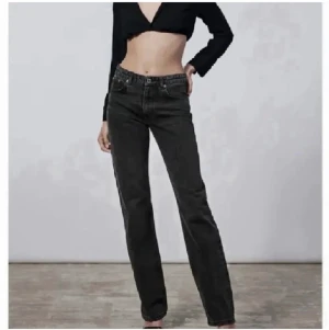 Zara mid rise jeans - Supersnygga mörkgråa midrise jeans från zara, knappt använda så i superfint skick, säljer pga att de inte kommer till användning💕💕Använd gärna köp själv funktionen!💕