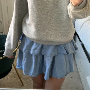 Denim kjol!  - Säljer denna snygga volangkjol i denim färg❤️