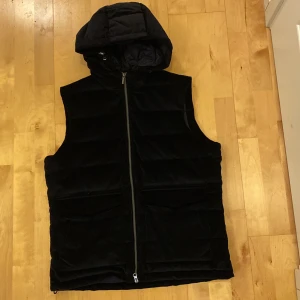 Stenströms väst - (Intressekoll) Tja, vill kolla om det finns intresse på min helt nya stenströms väst. Den är aldrig använd bara testad, 10/10 i sick och tags är kvar. Den är slutsåld överallt och väldigt sällsynt. Tveka inte att skriva om det finns funderingar. 