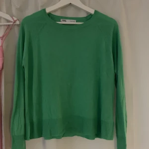 Zara tröja - Super skön och fin stickad tröja från zara. Skriv vid frågor osv 😊