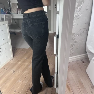 Svarta jeans med slits - High waist slit jeans från Gina Tricot. Enbart använda 1-2 gånger. Jag är 161cm och längden passar, något längre.