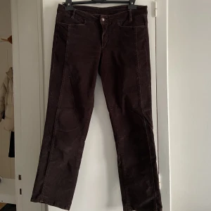 Croppade mockabyxor - Croppade mockabyxor i brunt 🤎 Väldigt stretchiga!! Storlek 40 men passar 42-44 också pga stretch 🫶🏻Ganska lågmidjade, sitter precis under naveln, slutar vid ankeln på mig som är 170cm lång ❤️‍🔥jättefint skick! Vintage och väldigt cowgirl vibe 🤠