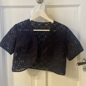 Mörkblå/navy ”kofta” i spets (SÄNKT MED 50 kr!) - Säljer denna fina kofta/cardigan från märket Stockh-Lm i marinblå. Den är köpt för ca 400 kr på MQ, och är aldrig använd. Perfekt att ha över en lite festligare outfit. Köparen står för frakten❣️
