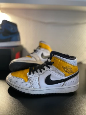 ⚡️Air Jordan 1 mid laser orange ⚡️ - Sköna jordans, passar perfekt till sommaren🤩⚡️Nypris 3,3k