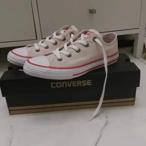 Ljusrosa låga all star converse - Använda 2 gånger. Säljer dem pågrund av att jag inte använder dem. Köpte dem för 450 och säljer dem för 350 eftersom att dem knappt är använda. Dem är i storlek 34 men passar mig som har storlek 35. Är öppen för prisförslag.