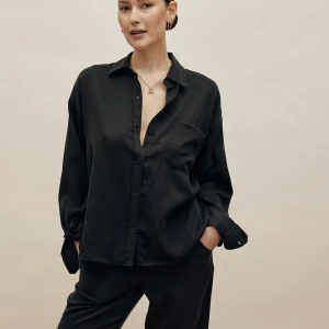 DJERF AVENUE (helt ny!) ON THE GO SHIRT  - Säljer nu en helt ny skjorta från Djerfs Avenue. Aldrig använd, enbart testad.  Storlek XS  Nypris 1399kr