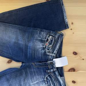 Dösnygga bootcut diesel jeans som tyvärr är för små för mig🥲🙌 Står midja 26 men skulle uppskatta att de mer liknar en midja 24, längd 34 överensstämmer med verkligheten🤩Oanvända av mig men köpta secondhand från början (lappen kvar)🥰Först till kvarn!