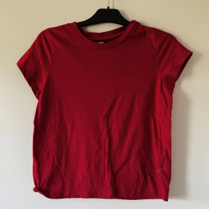 Basic, röd t-shirt  - Medellång t-shirt i mjuk bomull. Använt ett par gånger, mycket bra skick. 
