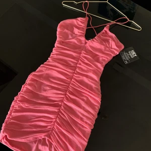 Rosa klänning - Superfin fest klänning som sitter jättefint på, aldrig använd med prislapp kvar. 