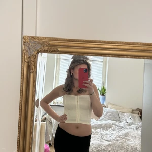 Korsett topp - Vit korsett topp från maidenform i storlek M men skulle nog fungera som storlek S också. Aldrig använd, nypris 450 så jag säljer den för 300💞