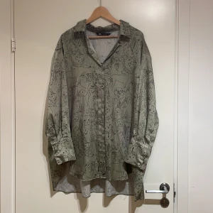 Zara skjorta  - Olivgrön oversized Zara skjorta med hund print. 