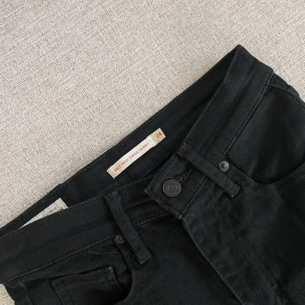 Säljer ett par Levis mile high super skinny jeans i svart. Dessa är lite använda då jag köpte dessa i ”reserv”.  Säljes då dom tyvärr inte passar mig längre💔 Väldigt stretchiga och bekväma!  Längd 30, waist 24 Nypris 1000kr, pris kan diskuteras 🌷. Jeans & Byxor.