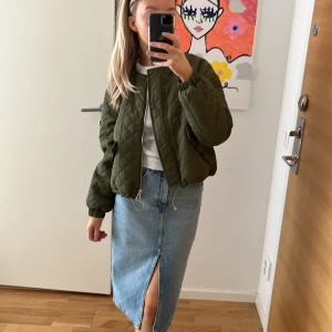 Vårjacka - Grön jacka i fint skick !dock! en defekt på ett inspänningsband. Frakt tillkommer på 66kr❤️