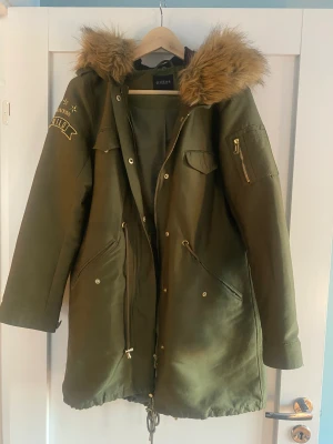 Grön parkas, avtagbart ”lurv”  - Grön parlas storlek small. Perfekt vårjacka!