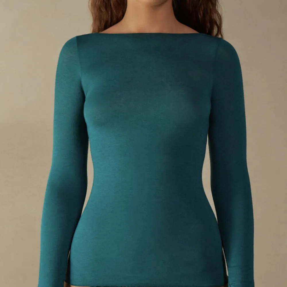 SLUTSÅLD intimissi tröja, färgen liknar första bilden och är lite mer grön/blå än vad som syns på andra bilden, den är den tredje bildens färg . Toppar.
