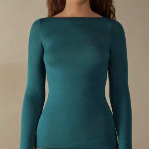 SLUTSÅLD intimissi tröja, färgen liknar första bilden och är lite mer grön/blå än vad som syns på andra bilden, den är den tredje bildens färg 