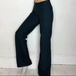 Nike byxor - Så fina yoga-byxor från Nike. Kan mötas i Stockholm annars står köparen för frakten❤️