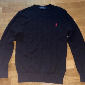 Polo Ralph Lauren stickad tröja - Säljer denna RL tröja i svart. Tröjan är stickad och är riktigt snygg. Storleken är S men tröjan sitter mer som M!