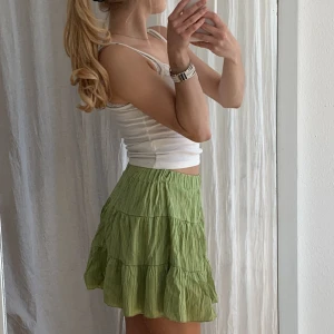 Grön kjol - Säljer denna härliga gröna kjolen då den bara blir liggandes