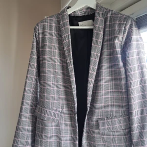 Rutig kavaj! - kavaj med axelpuffar i normal passform, med fickor!