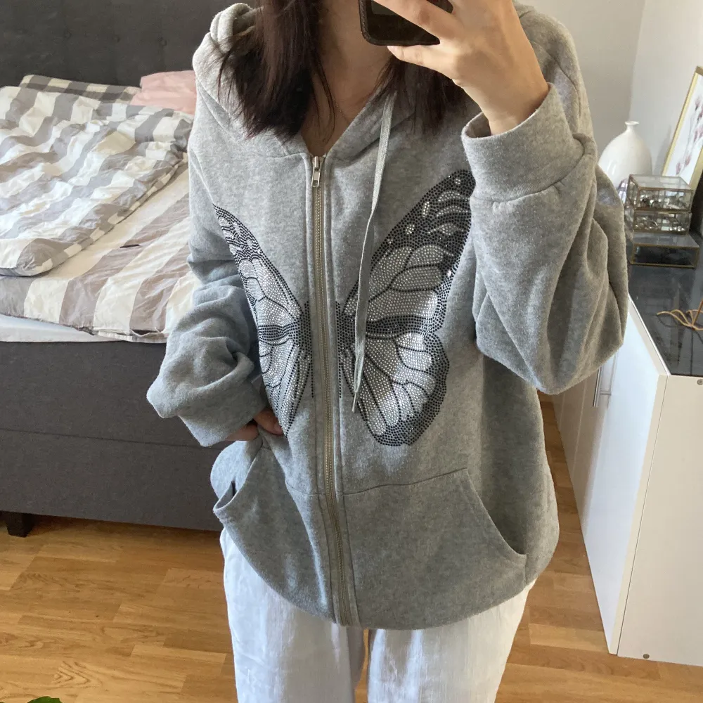 Skön hoodie med dragkedja đ» Alla rhinestones Ă€r kvar/ bara skick. Hupparit & Collegepaidat.