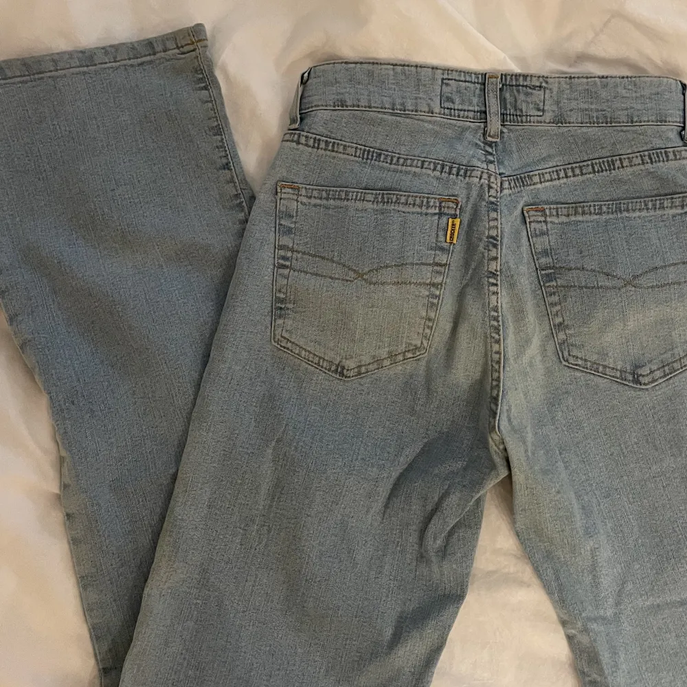 Jättesnygga crocker jeans köpta vintage i strl xs, tyvär var de för små för mig 😩jag har normalt 36, så de är sann i storlek.  Innerben längd: 90 cm Midja: mide / lite mer åt low waist. Jeans & Byxor.