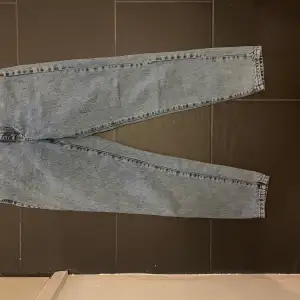 Ljusa Gina jeans lite baggy  Fint använt skick  Stl 34 ( xs) 