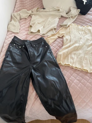 Skinnbyxa + tröjor till  - Fina skinnbyxor och snygga tröjor tillsammans 