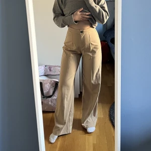 Beiga kostymbyxor - Beiga kostymbyxor från Bershka. Jättemjuka och sköna, perfekta till våren🌸 Storlek 36 men passar mig som är 34-36. Prislapp sitter kvar! 
