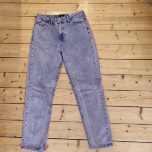 Ljuslila Lee W29 L31 - Supersnygga jeans, inköpta för ca 1000 kr men är tyvärr förstora för mig. Sköna och mjuka!
