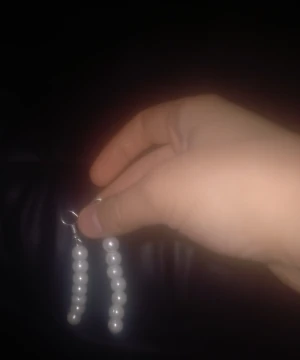 Örhängen 🤍 - Säljer dom hära sjukt fina örhängena, Aldrig använt säljer för jag inte gillar dom så fina🤍