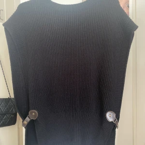 Stickad tröja - Fin med skjorta under, aldrig använt endast provat