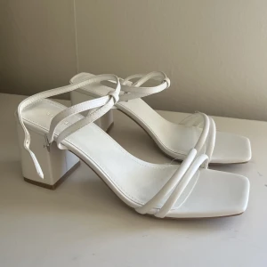 Helt nya klackar  - Endast provade en gång, lappar kvar Storlek 41, wide fit (något bredare sula)  Dock något små i storleken, mer som stl 40 enligt mig 