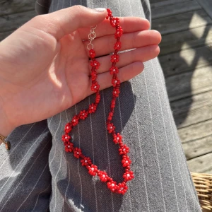 Rött blommigt halsband - Rött blommigt halsband, frakt 15 kr🌸