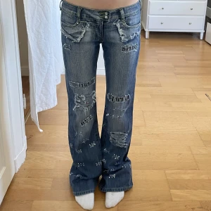 lågmidjade jeans - använd köp nu! jeans perfekta till fest med olika tryck och rhinestones💋 midja:82 innerben:86 jag är 169 och w28 som referens