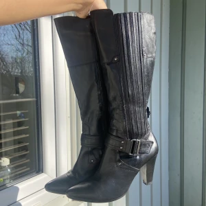 stövlar - söta svarta stövlar som är ganska slitna därav det billiga priset! 💋synd o slänga juuu, skriv privat om ni vill ha bilder fler på slitaget!