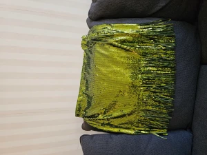 Paljettkjol  - Oanvänd kjol från pull&beer   Så fin grön med paljetter / liten "trosa" inbygd!    Jag är medium men denna L, passar perfekt men skulle ha den på en fest swn blev jag sjuk! 