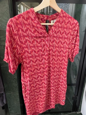 En perfekt strandklänning - En klänning som är jätte-inne just nu och denna sommaren med känslor av Maldiverna och den moderna boho stilen. Den är i mycket bra skick. Ej tecken på användning. Köpt på Smögenbryggan för ett betydligt dyrare pris än vad det säljs för nu.  Storlek Xs/S